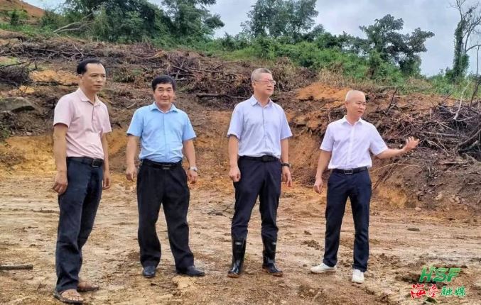 艾轶伦实地调研牛岭农场公司榴莲蜜种植基地建设情况。梅继林 摄